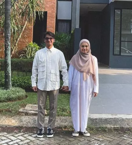 Gaya fashion Ricky Harun dan sang istri © Instagram/@rickyharun Gaya fashion Ricky Harun dan sang istri © Instagram/@rickyharun