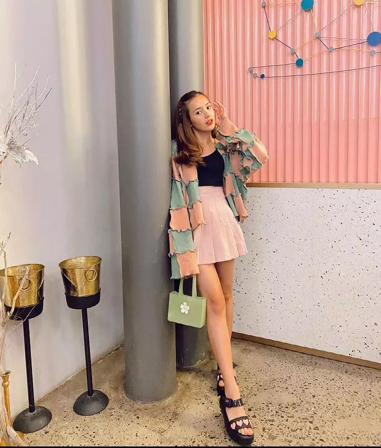 Gaya outfit Beby Tsabina dengan nuansa pastel Instagram/@bebytsabina