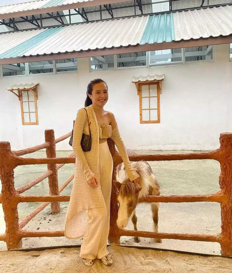 Gaya outfit Beby Tsabina dengan nuansa pastel Instagram/@bebytsabina