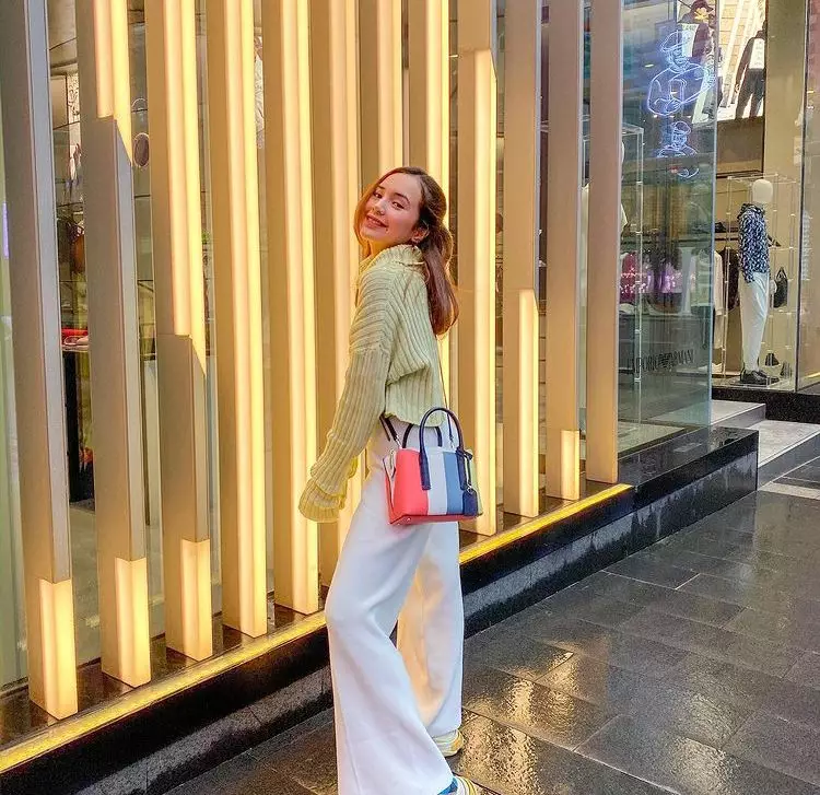 Gaya outfit Beby Tsabina dengan nuansa pastel Instagram/@bebytsabina