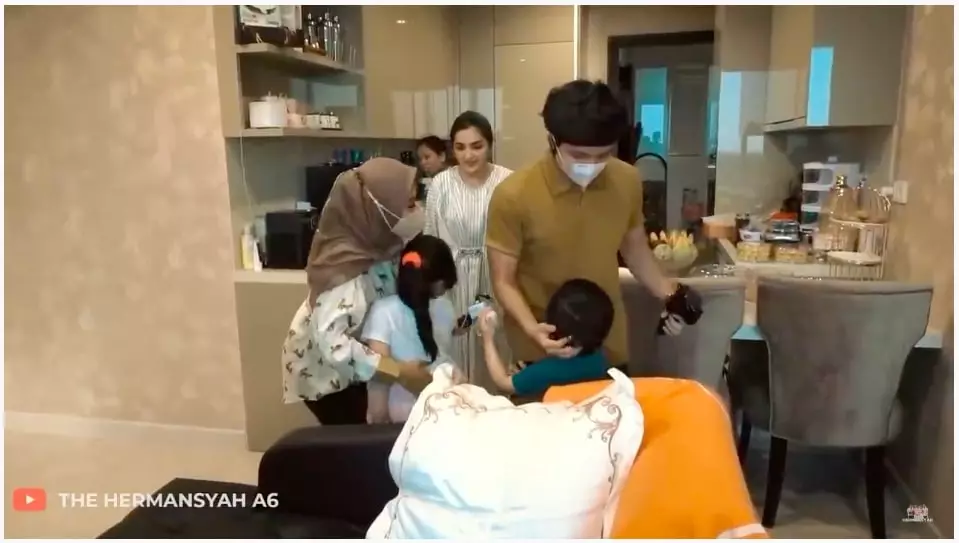 Momen Aurel Anang Ashanty buka puasa © YouTube Momen Aurel Anang Ashanty buka puasa © YouTube
