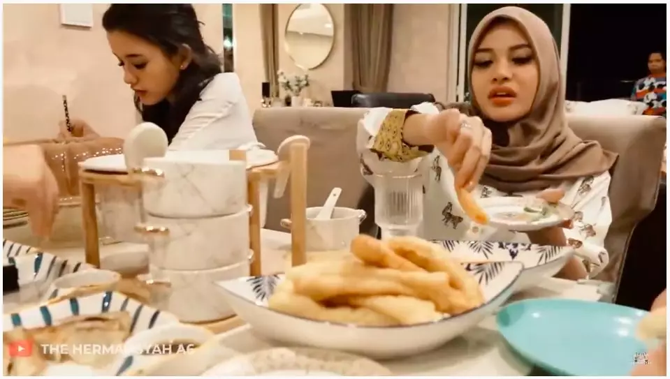 Momen Aurel Anang Ashanty buka puasa © YouTube Momen Aurel Anang Ashanty buka puasa © YouTube