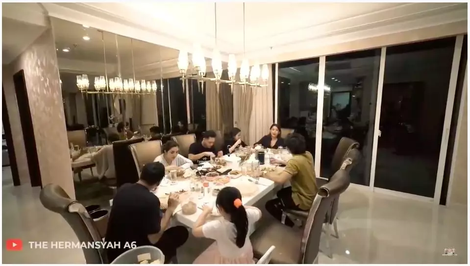 Momen Aurel Anang Ashanty buka puasa © YouTube Momen Aurel Anang Ashanty buka puasa © YouTube