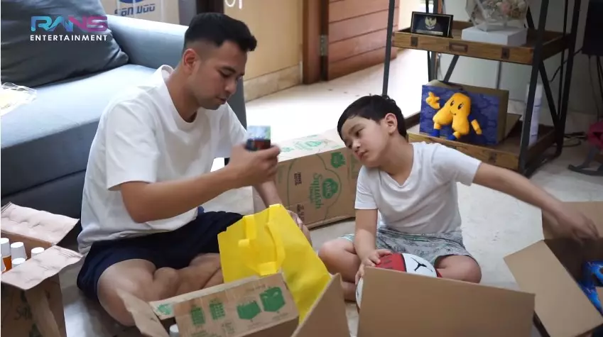 Momen Nagita dan Raffi siapkan ratusan sembako Youtube/Rans Entertainment