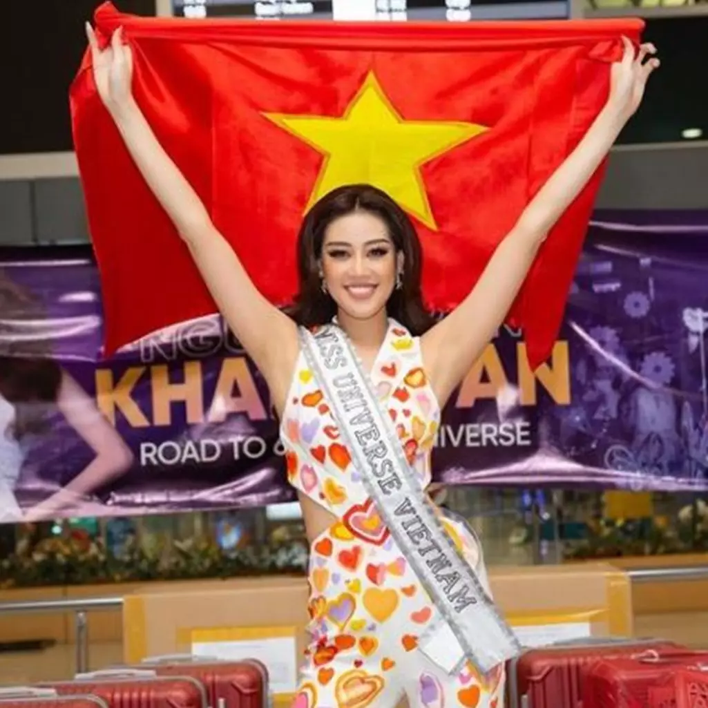 6 Potret Miss Universe Vietnam 2020 pakai APD di pesawat, tuai sorotan