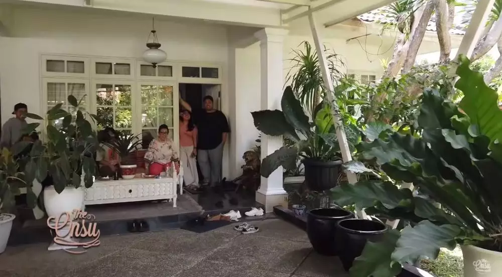 rumah ibunda Ivan Gunawan © YouTube