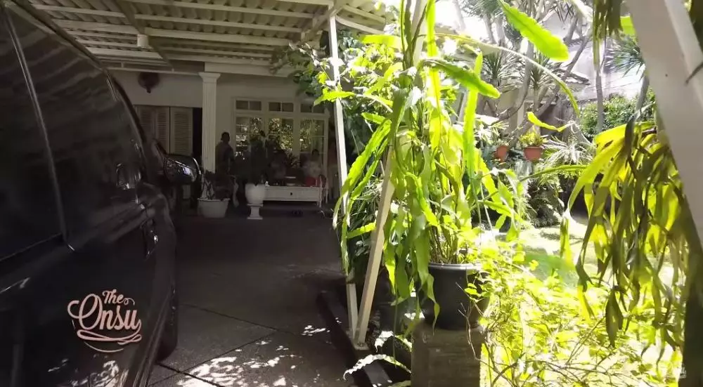 rumah ibunda Ivan Gunawan © YouTube