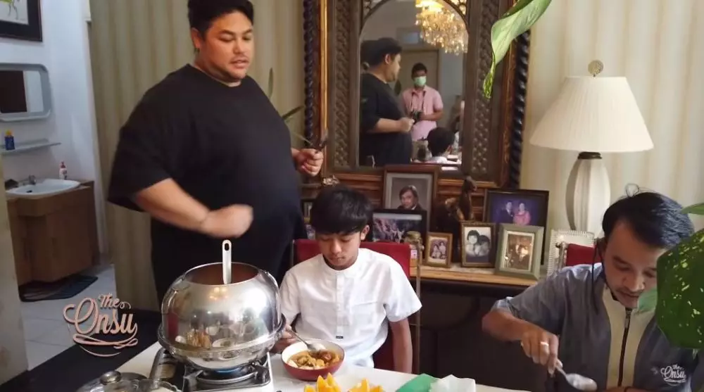 rumah ibunda Ivan Gunawan © YouTube