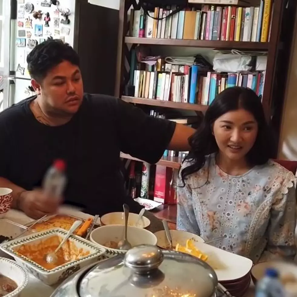 9 Potret rumah Mama Erna ibunda Ivan Gunawan, rindang bernuansa putih