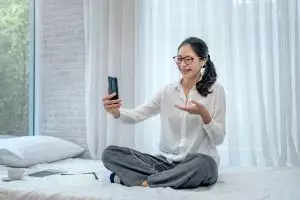 Bermodalkan smartphone, ini 4 cara ngabuburit seru & tetap produktif