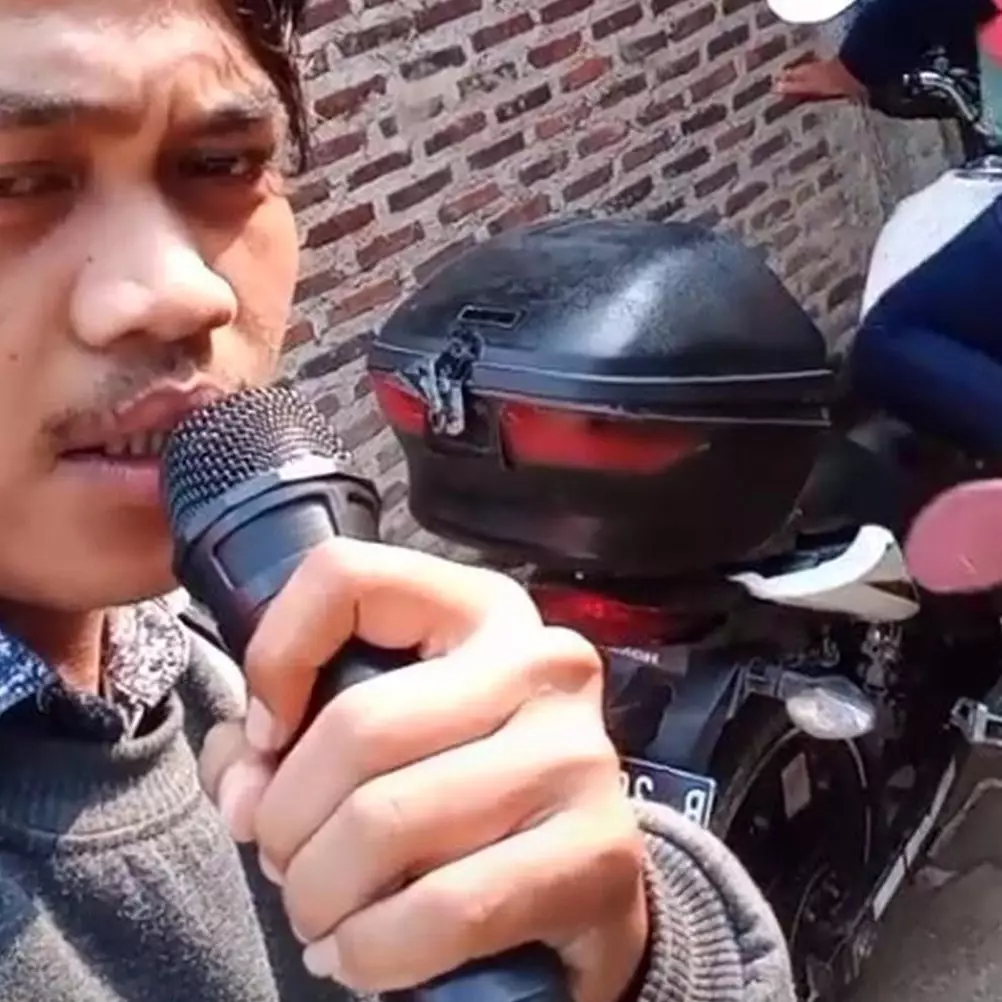 Tagih utang pakai speaker, aksi tukang kredit ini bikin senyum tipis