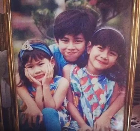 Potret lawas pesinetron dengan saudara kandung dari berbagai sumber Potret lawas pesinetron dengan saudara kandung dari berbagai sumber