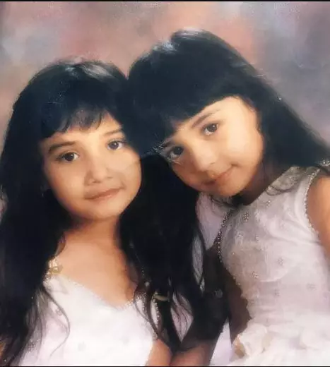 Potret lawas pesinetron dengan saudara kandung dari berbagai sumber Potret lawas pesinetron dengan saudara kandung dari berbagai sumber