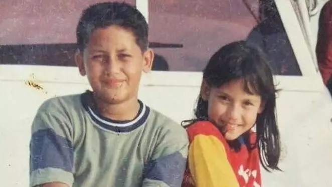 Potret lawas pesinetron dengan saudara kandung dari berbagai sumber Potret lawas pesinetron dengan saudara kandung dari berbagai sumber