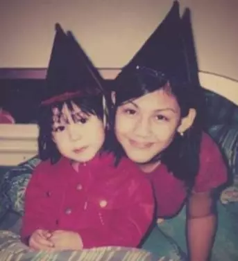 Potret lawas pesinetron dengan saudara kandung dari berbagai sumber Potret lawas pesinetron dengan saudara kandung dari berbagai sumber