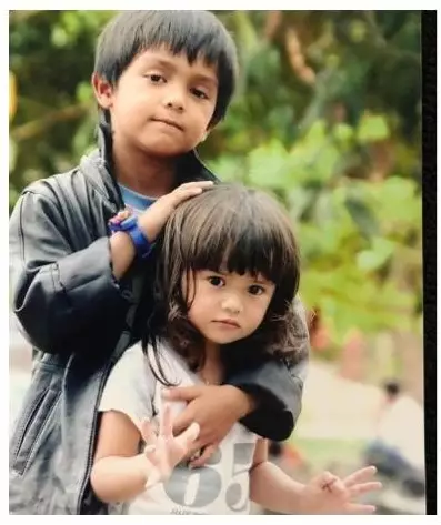 Potret lawas pesinetron dengan saudara kandung dari berbagai sumber Potret lawas pesinetron dengan saudara kandung dari berbagai sumber