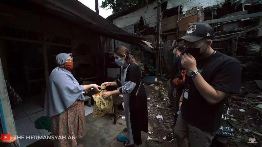 momen ashanty berbagi kepada sesama © YouTube momen ashanty berbagi kepada sesama © YouTube