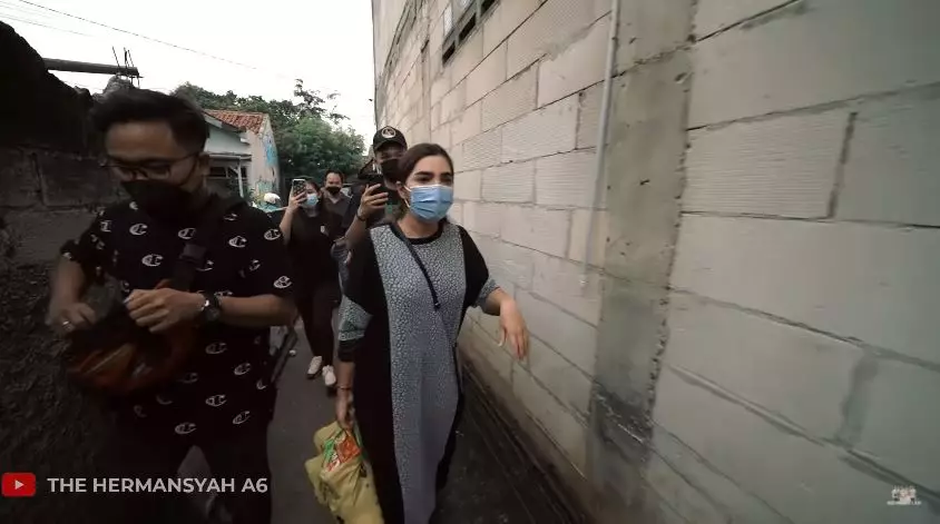 momen ashanty berbagi kepada sesama © YouTube momen ashanty berbagi kepada sesama © YouTube