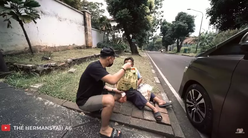 momen ashanty berbagi kepada sesama © YouTube momen ashanty berbagi kepada sesama © YouTube