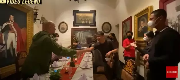 Momen Mulan Jameela buka puasa bersama mantan suami © YouTube/Video Legend