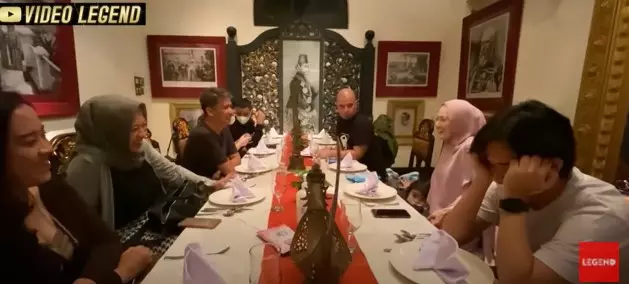 Momen Mulan Jameela buka puasa bersama mantan suami © YouTube/Video Legend