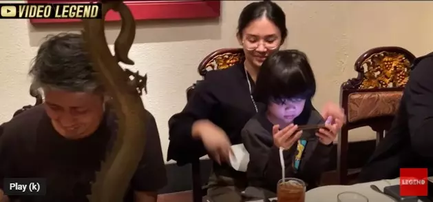 Momen Mulan Jameela buka puasa bersama mantan suami © YouTube/Video Legend