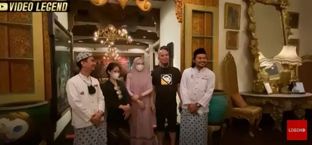 Momen Mulan Jameela buka puasa bersama mantan suami © YouTube/Video Legend