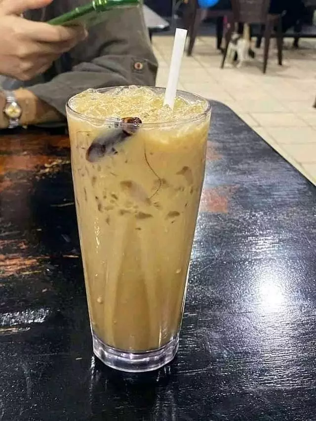 Momen apes minuman diganggu hewan © berbagai sumber Momen apes minuman diganggu hewan © berbagai sumber