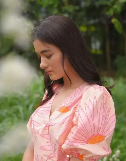 Gaya outfit Mawar Eva De Jongh serba pink Instagram/@mawar_eva Gaya outfit Mawar Eva De Jongh serba pink Instagram/@mawar_eva