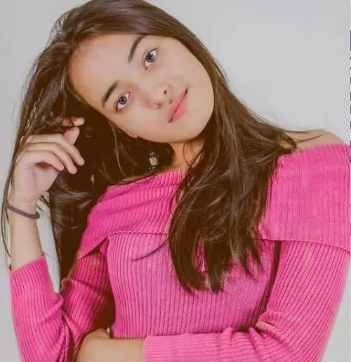 Gaya outfit Mawar Eva De Jongh serba pink Instagram/@mawar_eva Gaya outfit Mawar Eva De Jongh serba pink Instagram/@mawar_eva