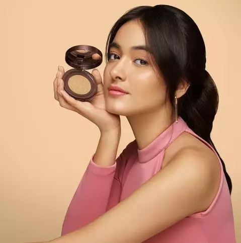 Gaya outfit Mawar Eva De Jongh serba pink Instagram/@mawar_eva Gaya outfit Mawar Eva De Jongh serba pink Instagram/@mawar_eva