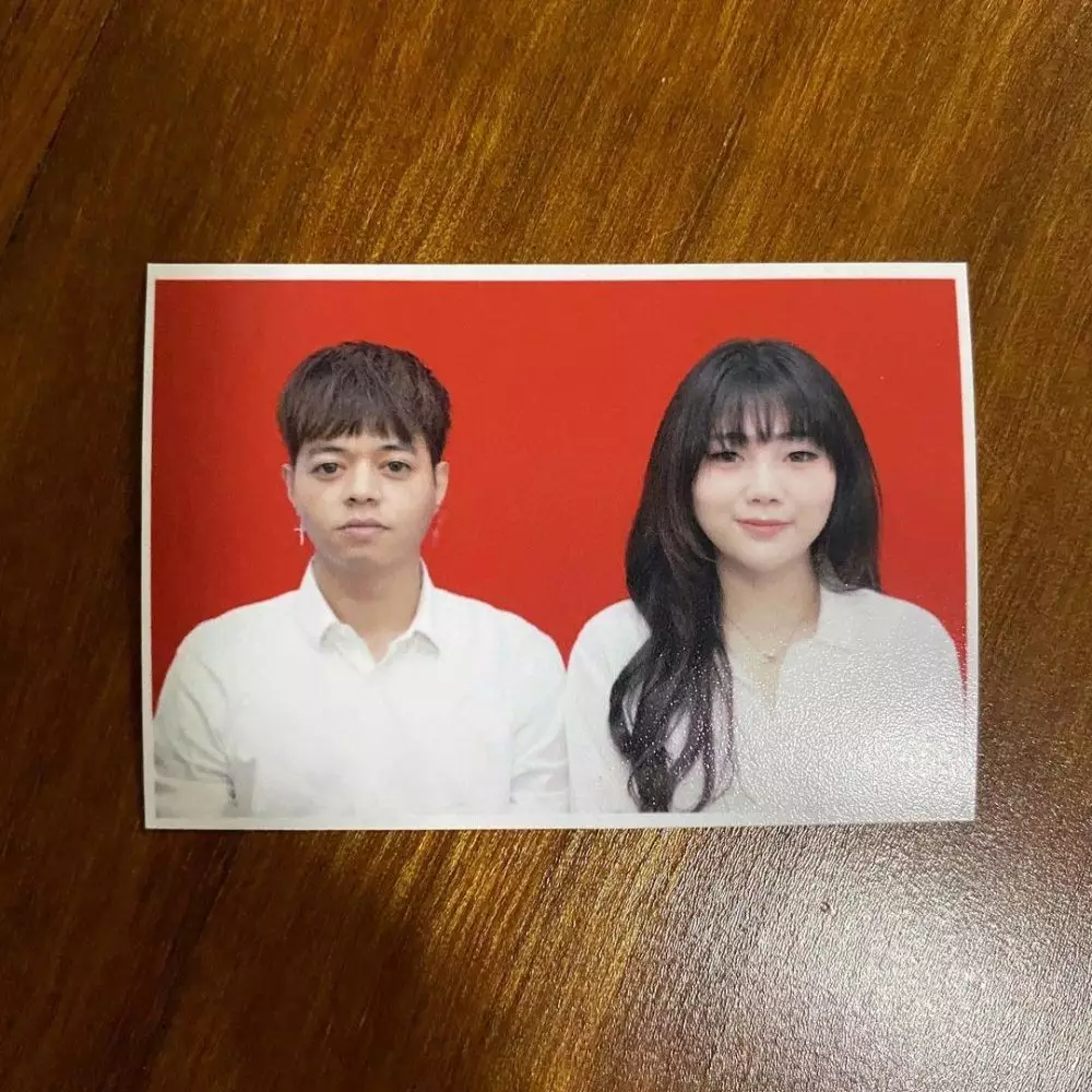 Potret pasangan seleb di pasfoto buku nikah ini bikin baper dari berbagai sumber