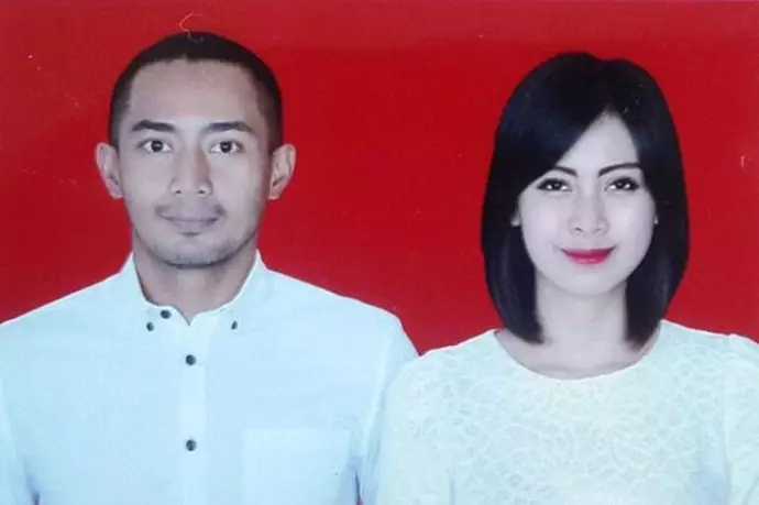 Potret pasangan seleb di pasfoto buku nikah ini bikin baper dari berbagai sumber