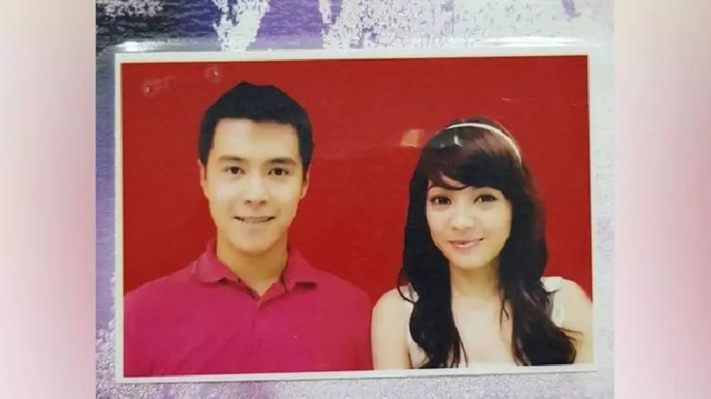 Potret pasangan seleb di pasfoto buku nikah ini bikin baper dari berbagai sumber
