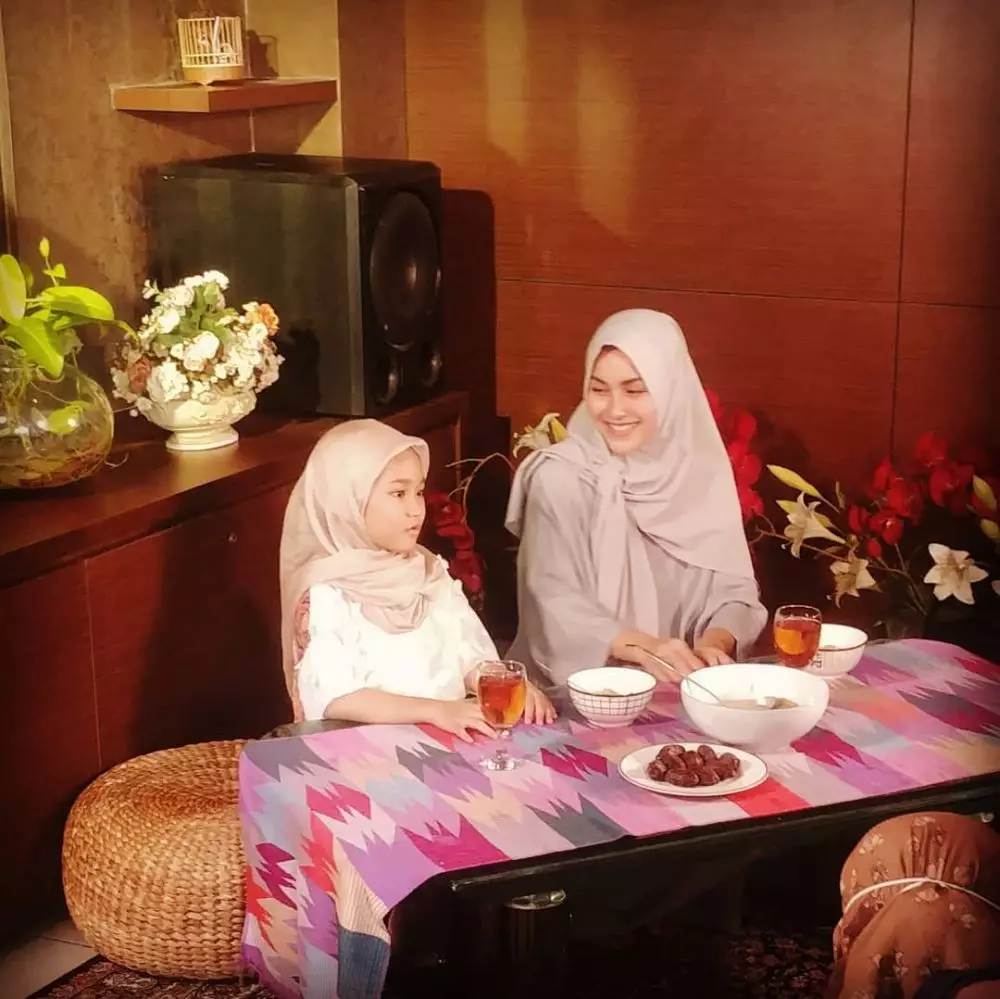 Bilqis anak Ayu Ting Ting jadi presenter cilik © 2021 brilio.net Bilqis anak Ayu Ting Ting jadi presenter cilik © 2021 brilio.net