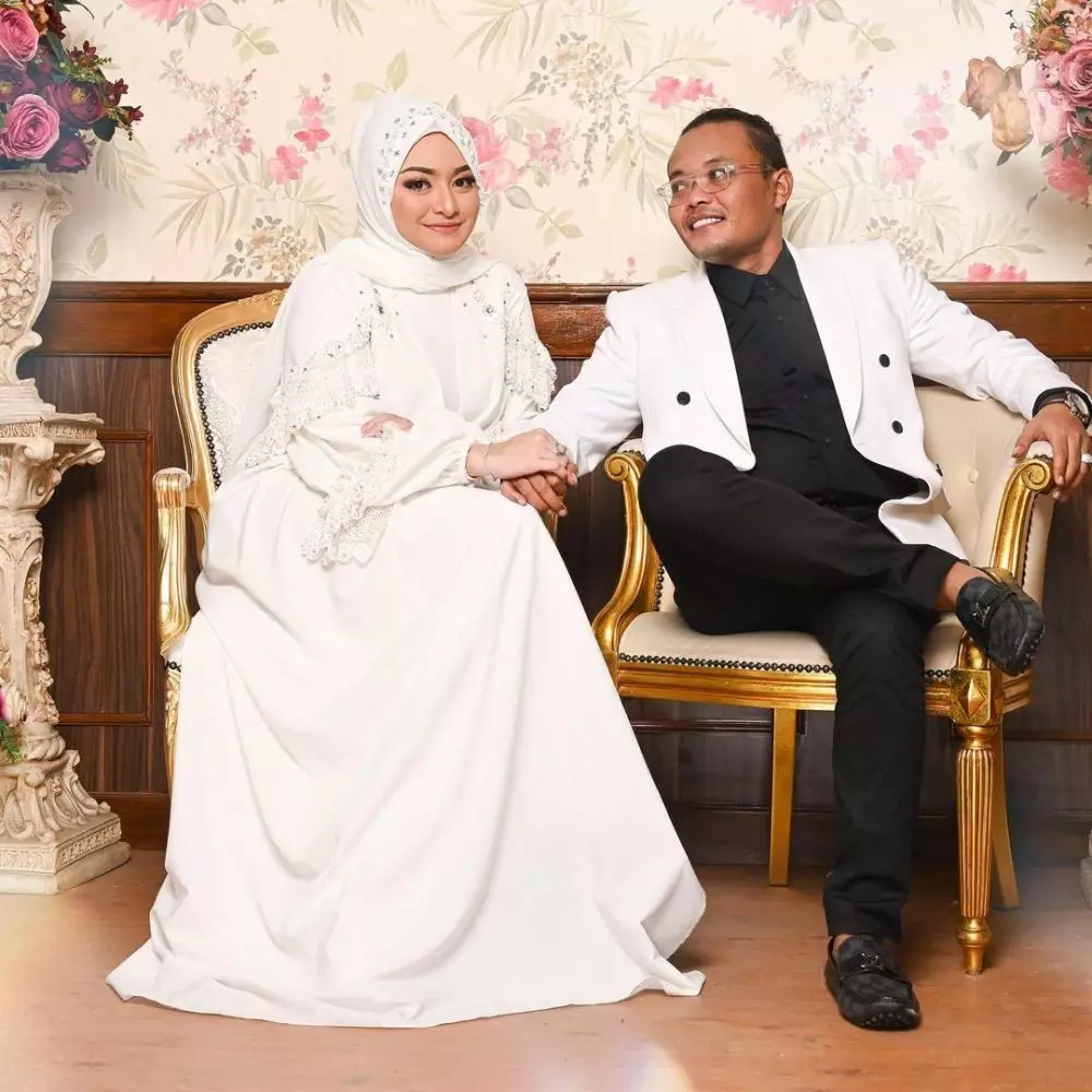 gaya pemotretan presenter dan pasangan © Instagram