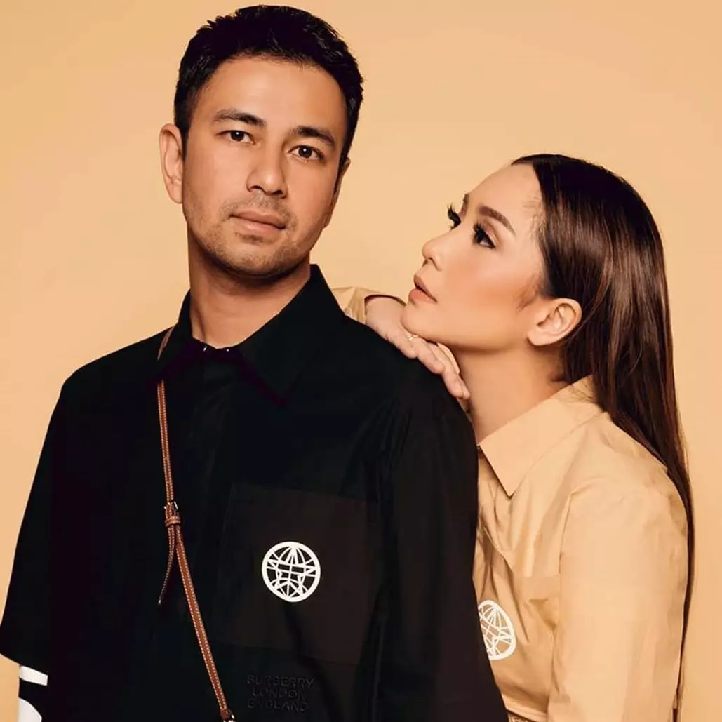 Gaya pemotretan 10 presenter dan pasangan, Donna Agnesia colorful