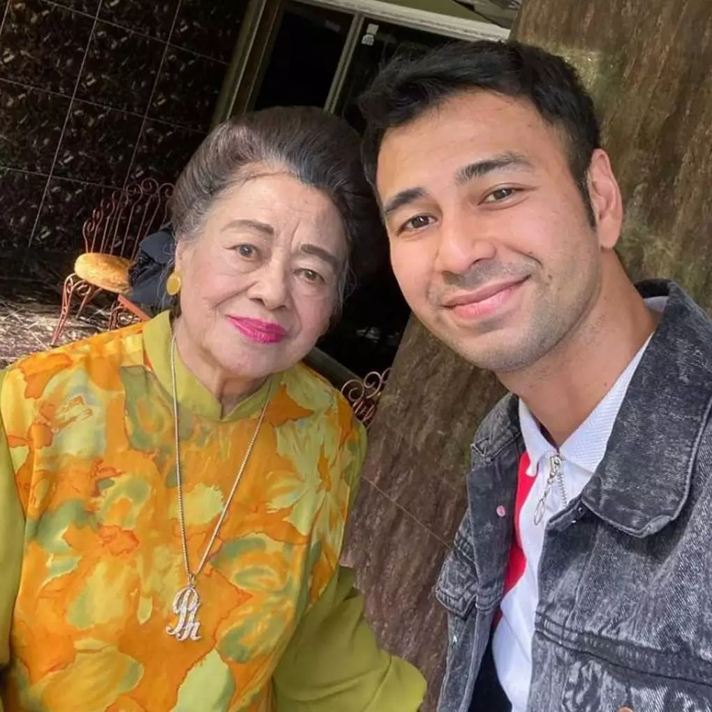 Potret masa kecil 8 seleb bareng kakek-nenek, cucu kesayangan