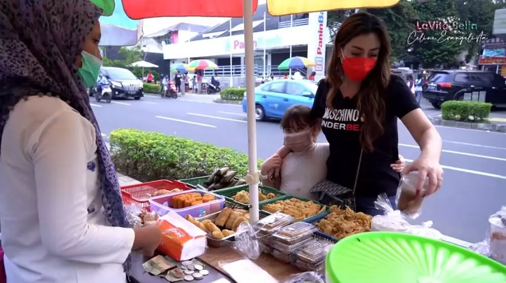 Celine bagi-bagi takjil © YouTube Celine bagi-bagi takjil © YouTube