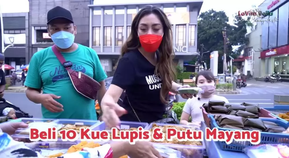 Celine bagi-bagi takjil © YouTube Celine bagi-bagi takjil © YouTube