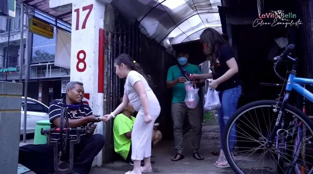 Celine bagi-bagi takjil © YouTube Celine bagi-bagi takjil © YouTube