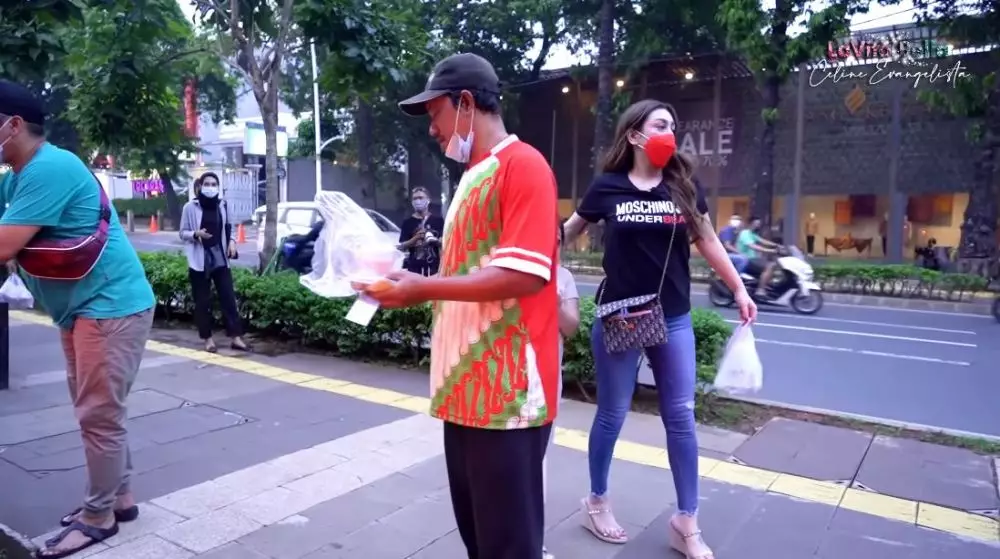 Celine bagi-bagi takjil © YouTube Celine bagi-bagi takjil © YouTube