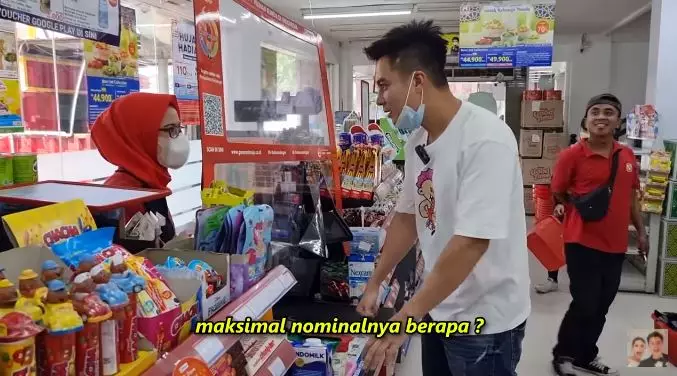 Momen Baim Wong borong satu minimarket © 2021 brilio.net Momen Baim Wong borong satu minimarket © 2021 brilio.net