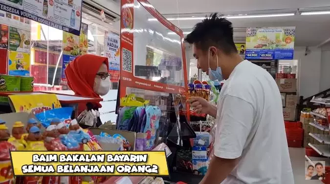 Momen Baim Wong borong satu minimarket © 2021 brilio.net Momen Baim Wong borong satu minimarket © 2021 brilio.net
