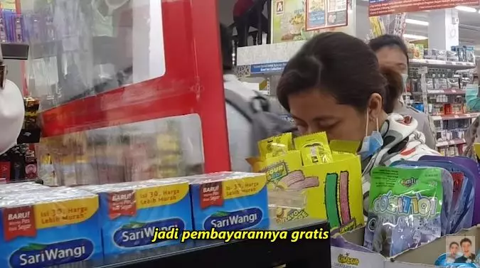 Momen Baim Wong borong satu minimarket © 2021 brilio.net Momen Baim Wong borong satu minimarket © 2021 brilio.net