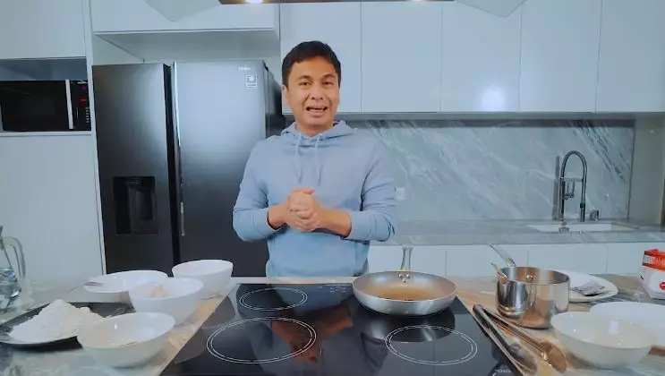 Momen heboh Raditya Dika masak © YouTube/Raditya Dika