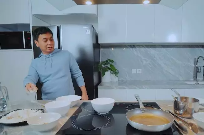 Momen heboh Raditya Dika masak © YouTube/Raditya Dika