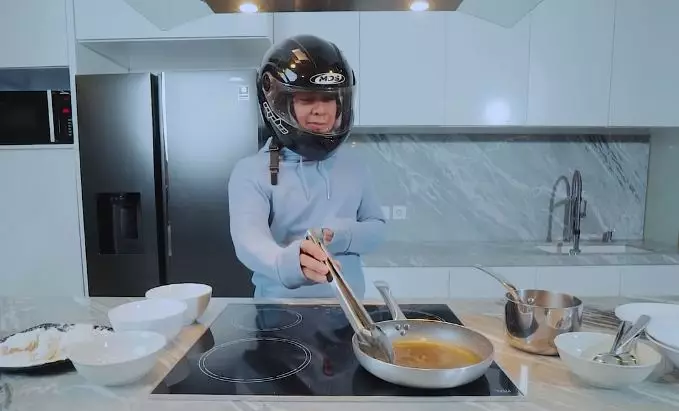 Momen heboh Raditya Dika masak © YouTube/Raditya Dika