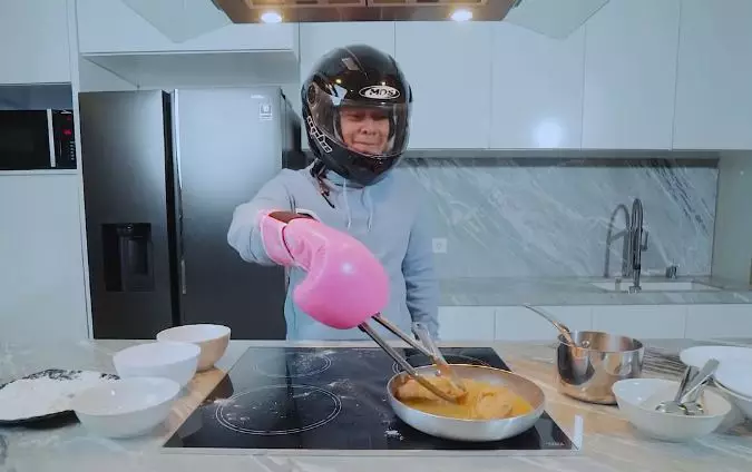 Momen heboh Raditya Dika masak © YouTube/Raditya Dika