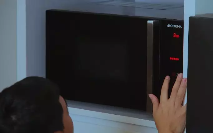 Momen heboh Raditya Dika masak © YouTube/Raditya Dika